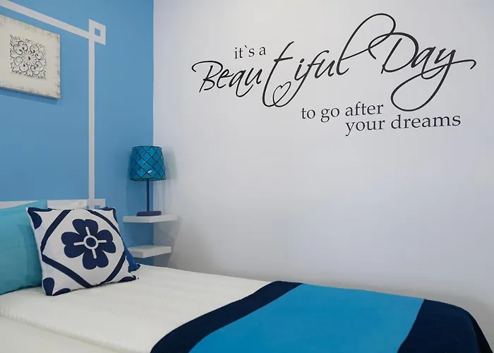 Chez Downtown Charm - Your Seaside Dream!